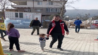 Kırmızı yelekliler depremzedelerin yanında