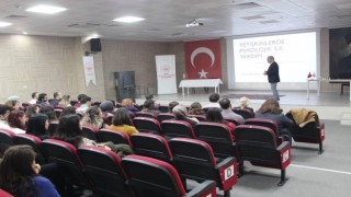 Kırmızı yeleklilere psikolojik ilk yardım eğitimi verildi
