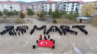 Kız öğrencilerden anlamlı ve duygu dolu 18 Mart kutlaması