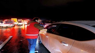 Kızılay yolda mahsur kalan vatandaşların yardımına yetişti