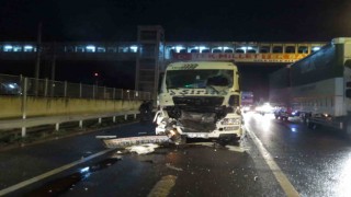 Konteyner yüklü tır, kırmızı ışıkta duran bir tıra çarptı: 1 yaralı
