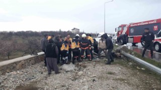 Kontrolden çıkan otomobil bariyerlere çarpıp yan yattı: 3 yaralı