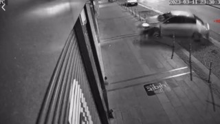 Kontrolden çıkan otomobilin iş yerine çarptığı kaza kameraya yansıdı