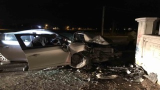 Kontrolden çıkıp duvara çarpan otomobilin sürücüsü hayatını kaybetti
