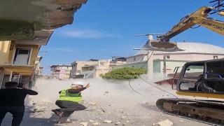 Kontrollü minare yıkımında işçi yaralandı
