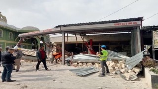 Kontrollü yıkılan minare iş yerinin üzerine düştü
