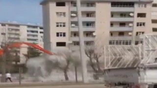 Kontrollü yıkımda bina böyle devrildi