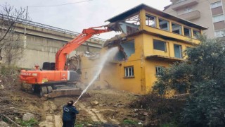 Körfezde metruk bina yıkıldı