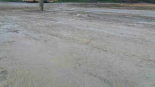 Köy yolu çamurla kaplandı
