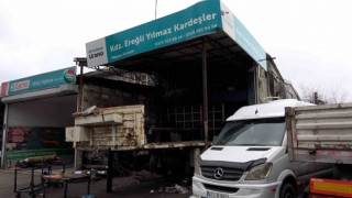 Kriko kırıldı, minibüs ile dorsenin arasında sıkıştı
