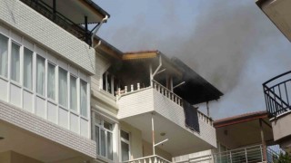 Kriz geçirip evi ateşe verdi, müdahale için gelen ekiplere ecel teri döktürdü