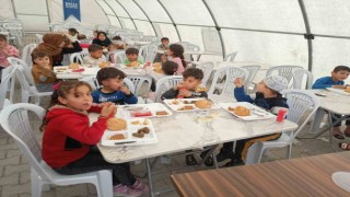 Küçük depremzedelere erken iftar