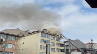 Küçükçekmecede, bir evin çatısında yangın çıktı