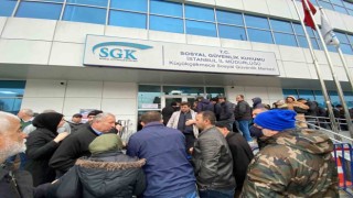 Küçükçekmecede EYT kuyruğu metrelerce uzadı