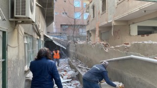 Küçükçekmecede metruk bir binada yıkım sırasında çökme meydana geldi. Olay yerine polis ve itfaiye ekipleri sevk edildi.