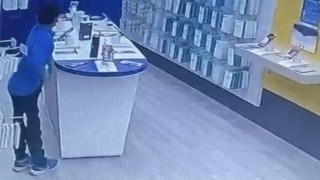 Kulaklığı çalıp cinsel organına sakladı, kameralara yakalandı
