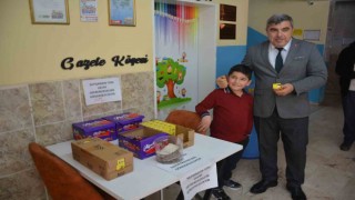 Kurduğu minik kantinde sattığı ürünleri depremzedelere bağışladı