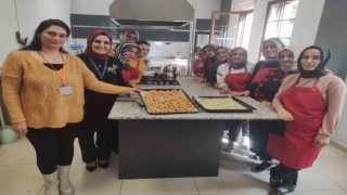 Kursiyerler depremzedeler için kandil simidi yapıyor