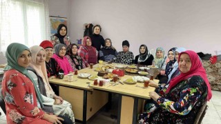 Kursiyerleri için 8 Martta pasta kesti
