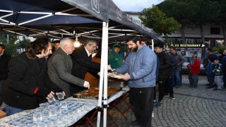 Kuşadası Belediyesi, Davutlar Mahallesinde iftar yemeği düzenledi