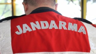 Kuşadasında 11 düzensiz göçmen ve 1 organizatör jandarmaya takıldı