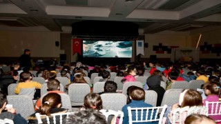 Kuşadasında depremzede çocuklar için sinema etkinliği düzenlendi