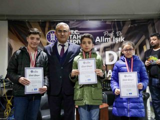 Kütahya Belediyesi, en çok kitap okuyan öğrencileri ödüllendirdi
