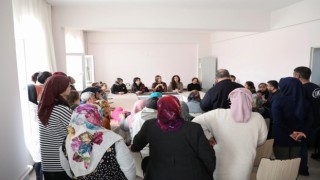Kütahyada protokol üyelerinin eşleri depremzede kadınları ziyaret etti