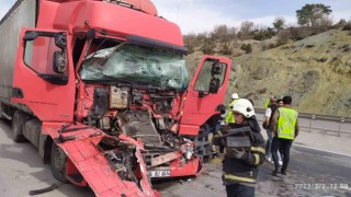 Kütahyada tır ile kamyon çarpıştı, sıkışan sürücüyü itfaiye kurtardı
