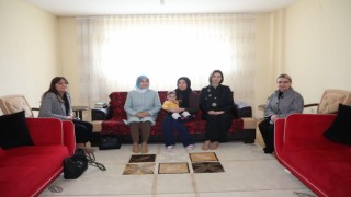 Kütahyada Vali ve Belediye Başkanının eşleri depremzede ailelerin ihtiyaçlarını yerinde tespit ediyor