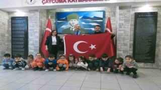 Kutsal Emanet projesiyle Türk Bayrağını teslim ettiler