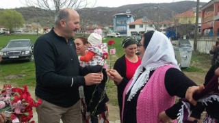 Kuyucakta Dünya Kadınlar Günü karanfillerle kutlandı