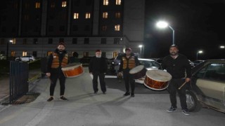 KYK yurtlarındaki depremzedelere Ramazan davulu sürprizi