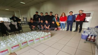 Lise öğrencileri depremzedeler için yüzlerce litre hijyen malzemesi üretti