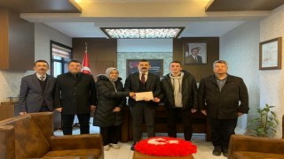 Lise öğrencileri topladıkları 12 bin lirayı depremzedeler için bağışladı