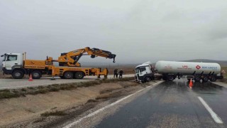 LPG yüklü tanker kaza yaptı, sürücü yara almadan kurtuldu