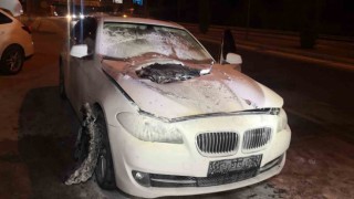 Lüks otomobilin motor ve kaputu yanarak küle döndü