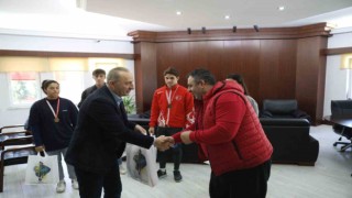 Madalyalı boksörler başarılarını Başkan Atabay ile paylaştı