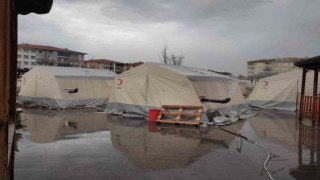 Malatyada çadırları su bastı