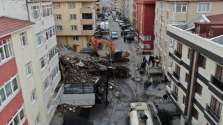 Maltepede yıkım esnasında göçük meydana geldi, iş makinasının bir bölümü enkazda kaldı