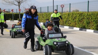 Manisadaki depremzede çocuklar trafik kurallarını eğlenerek öğrendi