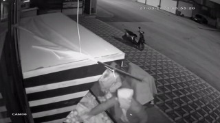 Marketten meyve ve içecek çaldılar, hırsızlık anı kameraya yansıdı