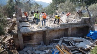 Marmariste kaçak yapılar yıkılıyor