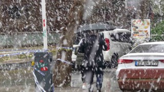 Mart kapıdan baktırdı, vatandaş kışlık elbiseleri tekrar indirdi