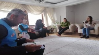 Mavi yelekliler depremzedelerin yanında
