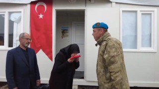 Mehmetçikten Şehit Piyade Üsteğmen Serkan Erkuşun Malatyada yaşayan ve depremden etkilenen ailesine anlamlı ziyaret