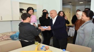 Mersin polisi, depremzedelerin yanında