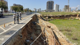 Mersinde bisiklet yolu çöktü