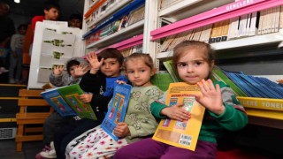 Mersinde depremzede çocuklara kitap hediye edildi
