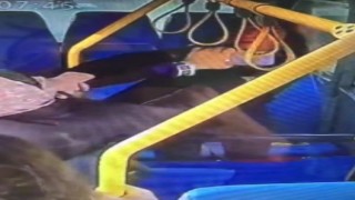 Mersinde minibüste iki kadının kavgası kameraya yansıdı